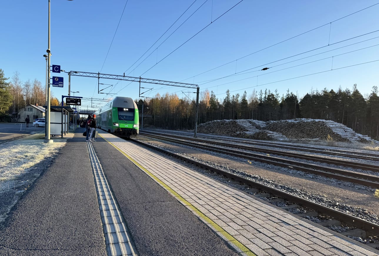 Lähestyvää junaa kannattaa asemalla odotella rauhassa ja ylittää varoitusviiva vasta, kun juna on pysähtynyt. Kuvituskuva.