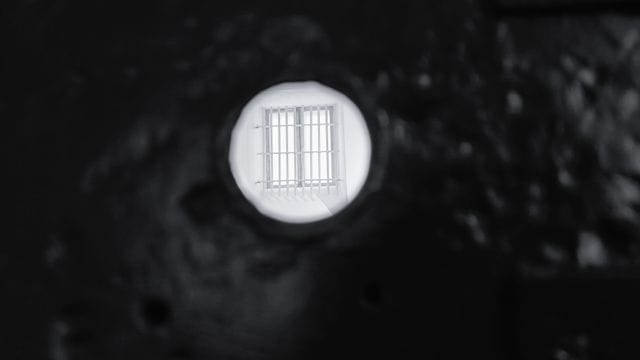 Pelekääkkö nää polliisia -näyttely on sijoitettu entiseen putkaan, joka on korvattu näyttelytilalla.