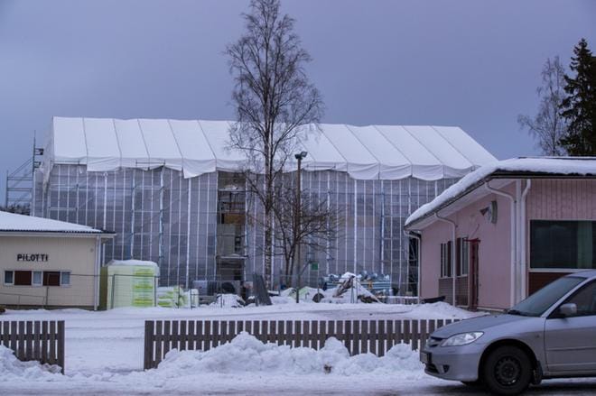 Keskuskoulun laajennusosan oli määrä olla käytössä Mustasaaressa syksyllä. Urakoitsijan konkurssi mutkistanee tilannetta kuitenkin olennaisesti. KUVA: MINNA ANTILA