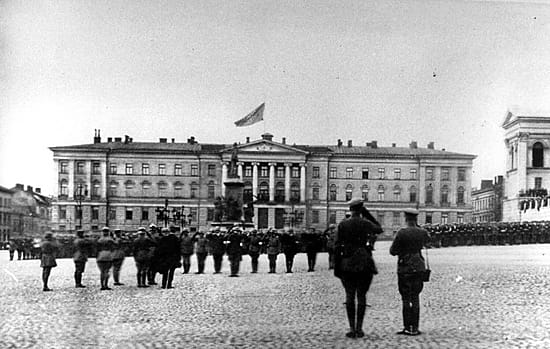 Kuvassa paraati Senaatintorilla huhtikuussa 1918.
