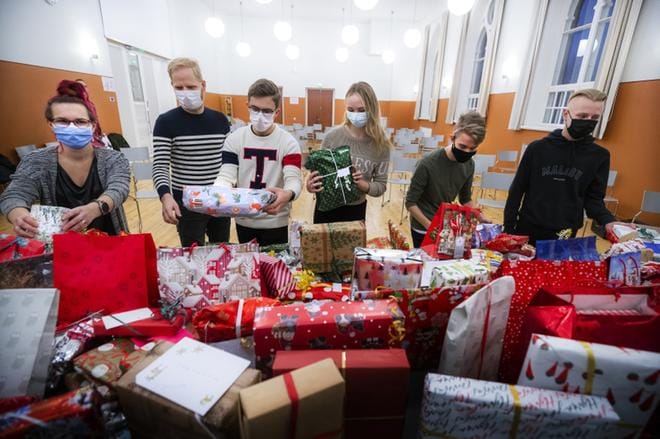 Vaasan lähimmäisyhdistyksen Pirita Hakomäki (vas.) ja ruotsinkielisen Sion-seurakunnan Anders Olin vastaanottivat lukiolaisten keräämät lahjoitukset Tuomas Ylimäeltä, Laura Niemiseltä, Robin Hjerpeltä ja Eric Voldilta. Kuva: Jarno Pellinen