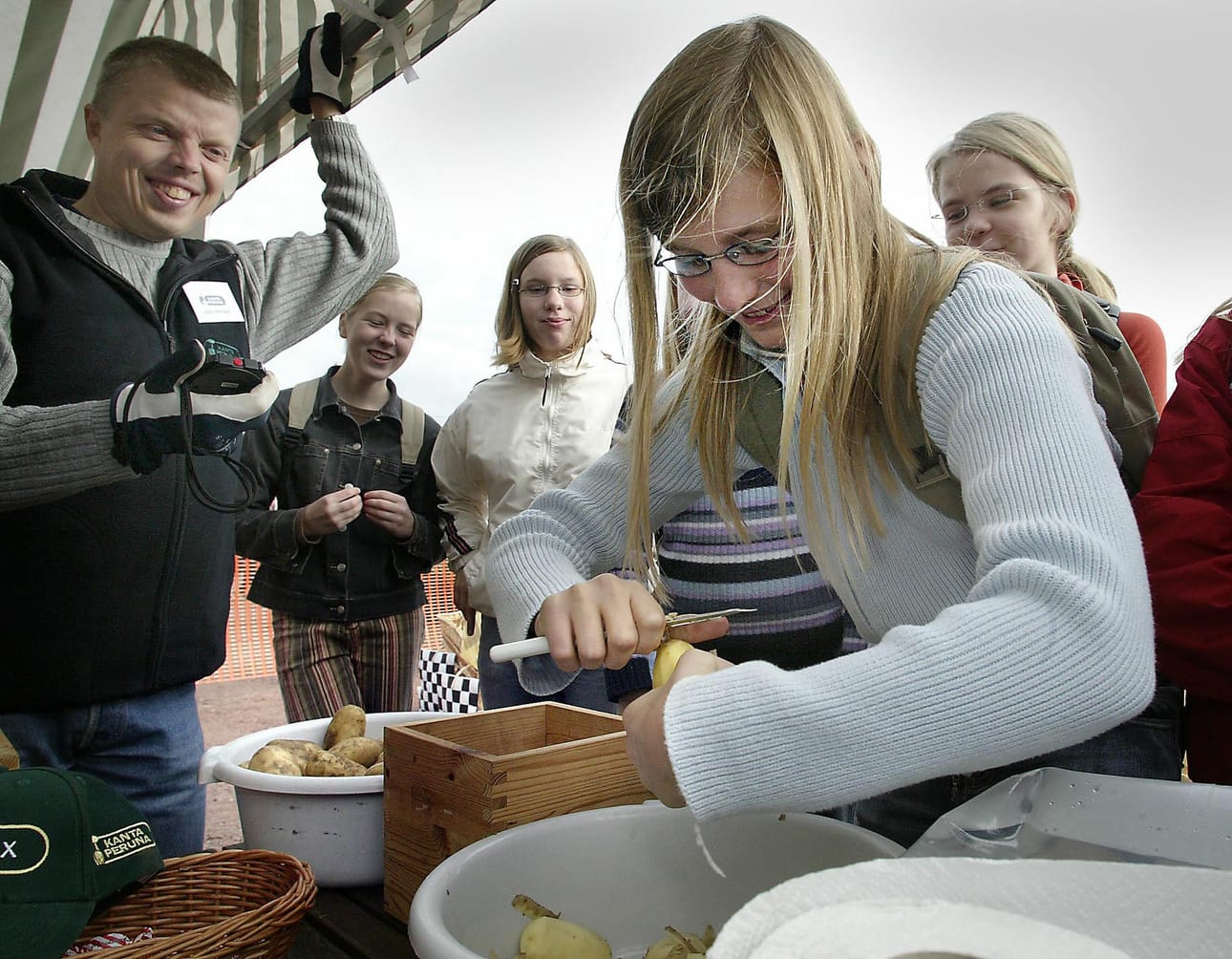 Tyrnäväläinen Juliaana Virkkula koetti taitojaan perunankuorintakisassa vuonna 2004.