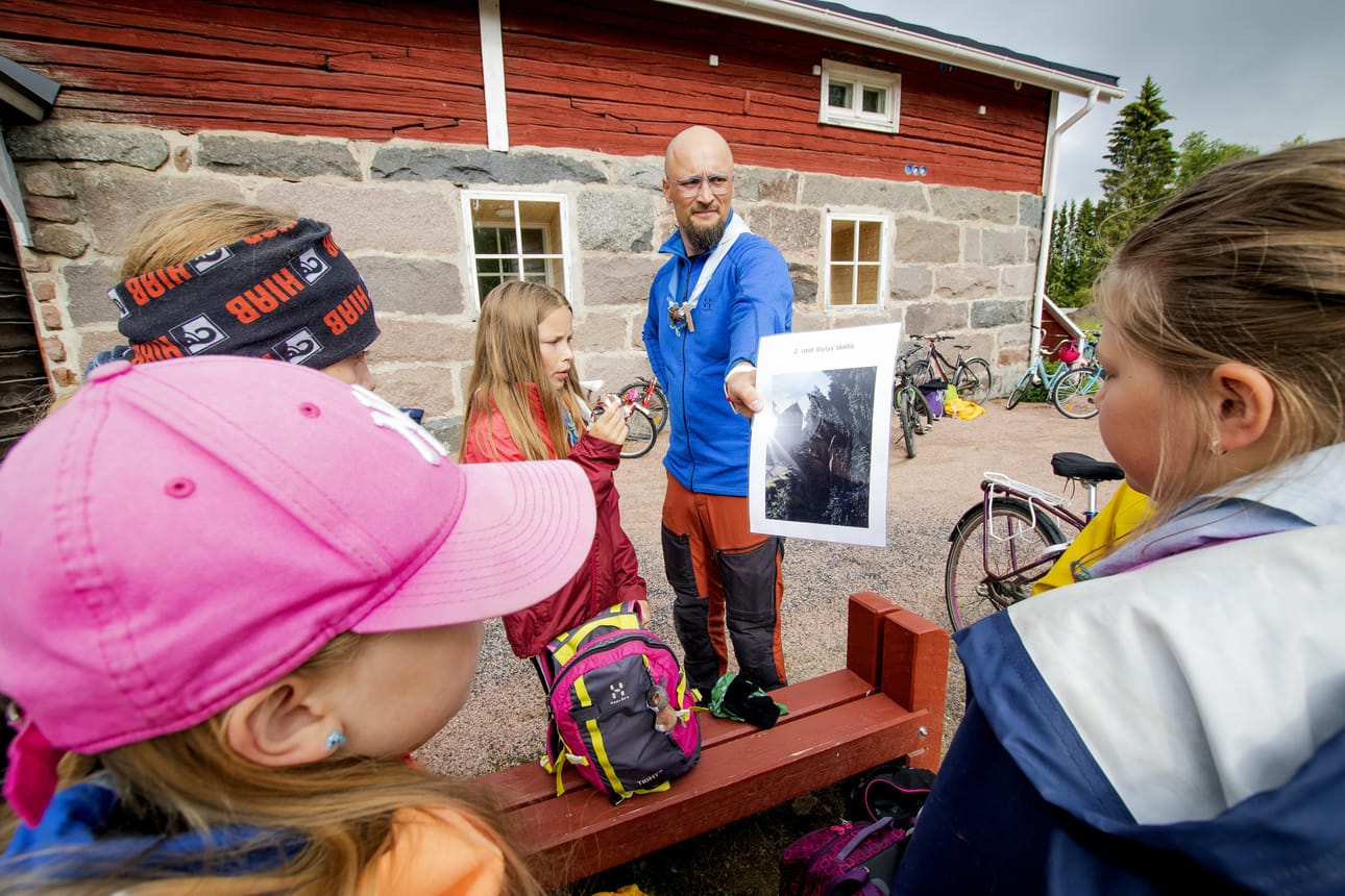 Ensimmäisenä leiripäivänä kerättiin ja tunnistettiin partion ja kirkon symboleita.