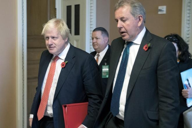Britannian Yhdysvaltojen-suurlähettiläs Kim Darroch (oik) kuvattuna yhdessä Britannian pääministerin paikkaa tavoittelevan Boris Johnsonin kanssa vuonna 2018. KUVA: MICHAEL REYNOLDS