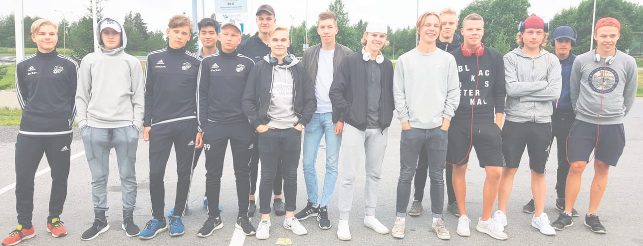 Ajaxilaiset lähdössä Kokkolaan.
