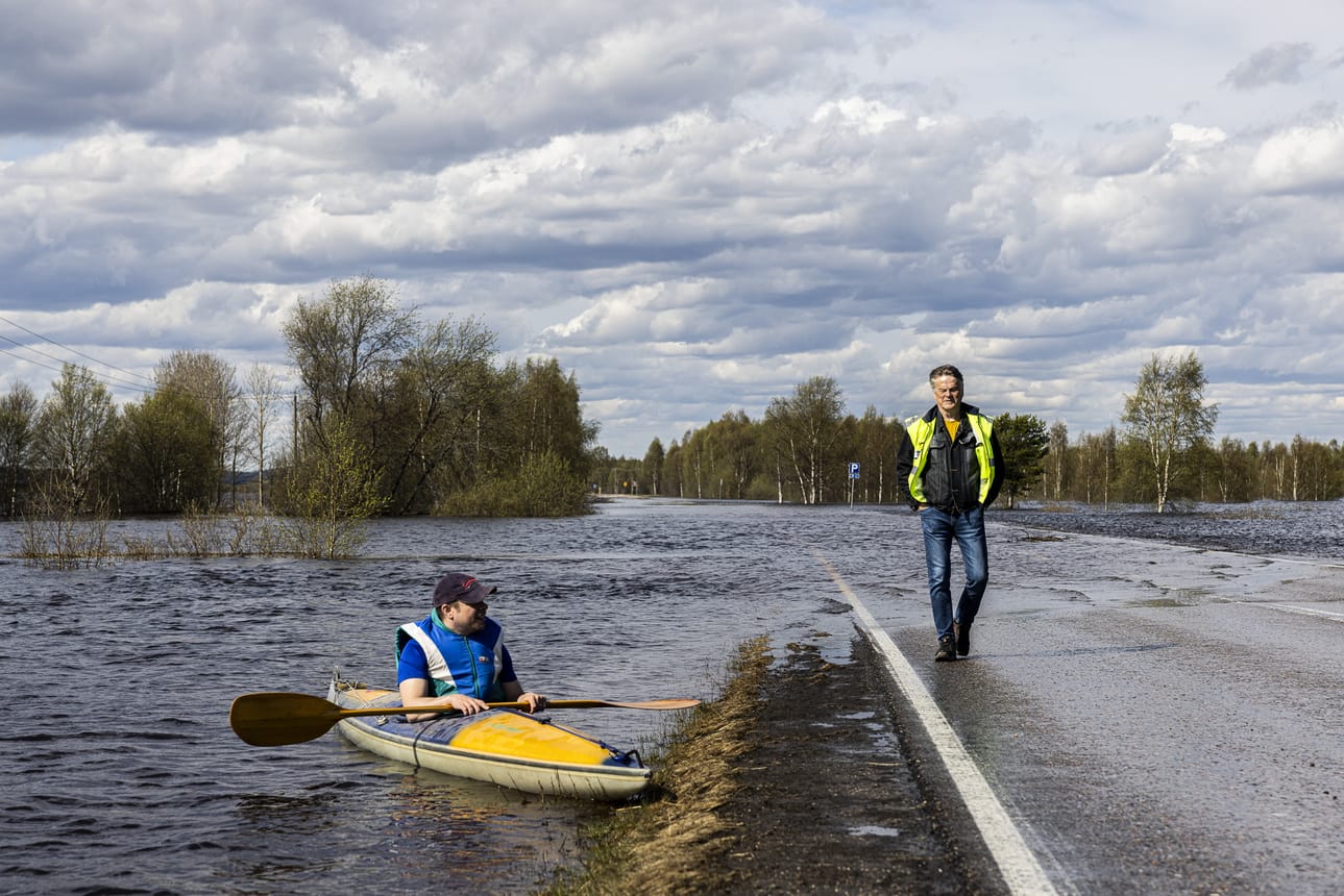 Mökkiläinen Jukka Hahtokari ja maanteiden hoidon projektipäällikkö Eero Kenttälä Lapin ely-keskuksesta katsomassa lauantaina vt 21:n tilannetta. Tie jouduttiin lopulta sulkemaan tulvaveden noustua tielle Aavasaksan risteyksen pohjois- ja eteläpuolella. Tie saatiin aukaistua takaisin liikenteelle tiistaina.