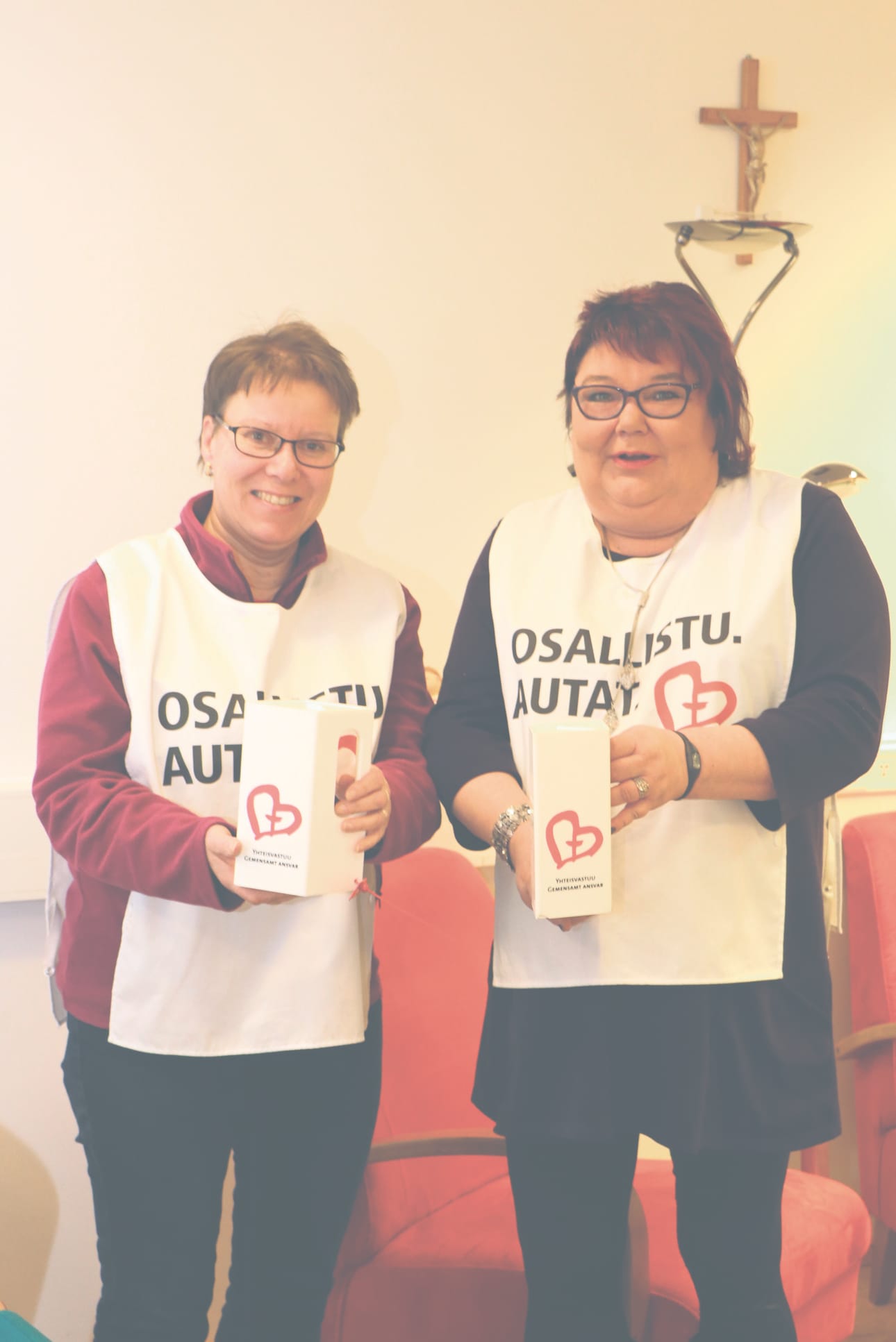Diakoniatyöntekijä ja yhteisvastuukeräyksen keräyspäällikkö Tarja Panuma valmiina. Limingassa niin kuin monissa muissakin seurakunnissa myös rippikoululaiset toimivat yhteisvastuukerääjinä.
