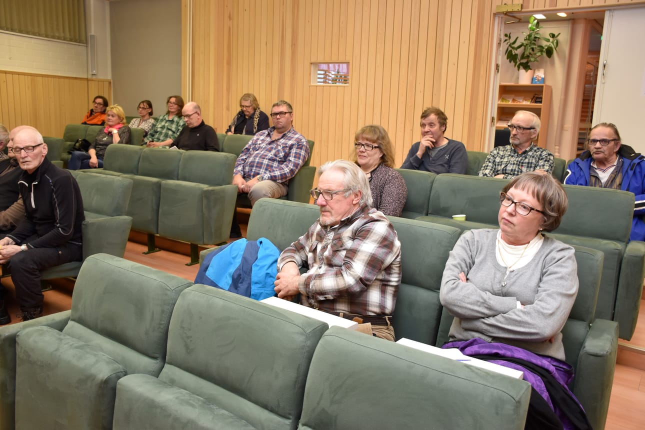 Tilaisuuteen osallistunut Leila Pyhtinen (oik.) peräsi ehdokkailta tietoa Posiolle saapuvien Syyrian pakolaisten kustannusten rahoittamisesta kolmen vuoden jälkeen. Pyhtinen kysyi myös syitä paikalleen jämähtäneestä elinkeinoelämän kehittämisestä.