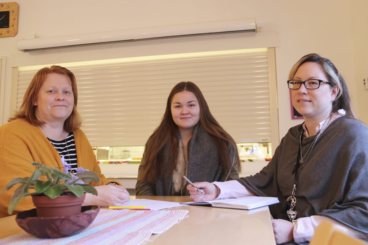Nuoret ovat löytäneet hyvin 4H-yrittäjyyden pariin. Myös LImingan kunta tukee 4H-yrittäjyyttä ostamalla palveluita 4H-yrittäjiltä. Maarit Kauppinen (vasemmalla), Natalia Keränen ja Heli Kuha pitävät 4H:n ja kunan yhteistyötä toimivana ratkaisuna.