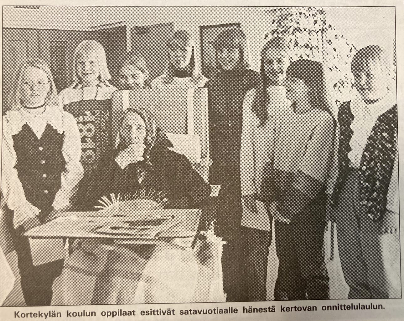 Kortekylän koulun oppilaat esittivät satavuotiaalle hänestä kertovan onnittelulaulun. Juttu on julkaistu Järviseudussa 13.4.1995.