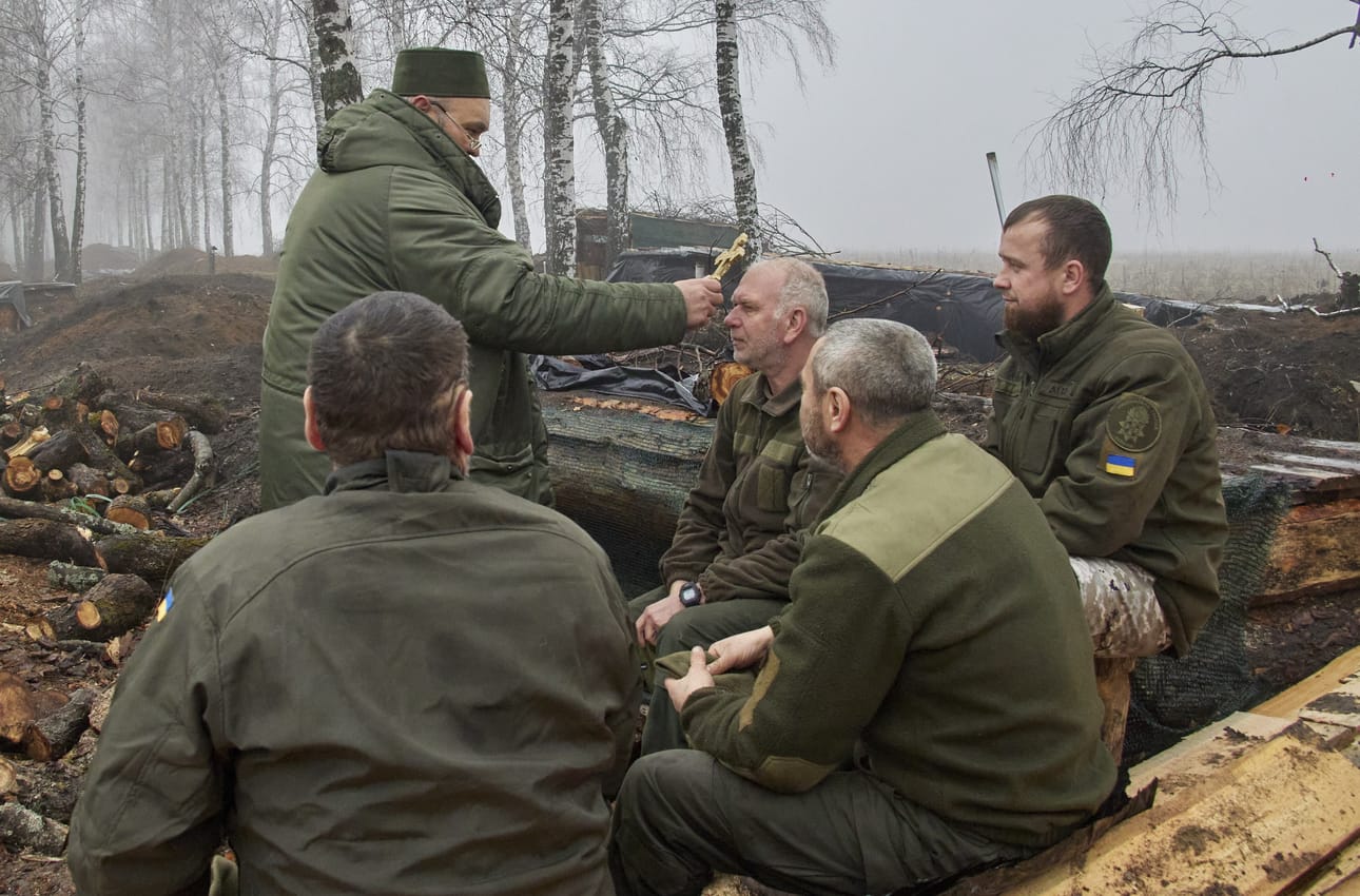 Ortodoksipappi siunasi rintamamiehiä jouluaattona Ukrainassa.