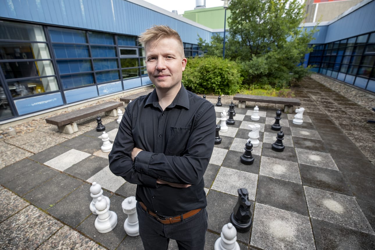 Digitaalinen maailma alkaa olla niin monimutkainen, että sen hahmottaminen on vaikeaa. Se ei silti tarkoita sitä, etteikö kyberturvallisuutta voitaisi parantaa, vakuuttaa Oulun yliopiston ja Maanpuolustuskorkeakoulun kyberturvallisuuden professori Kimmo Halunen. Halunen kuvattiin Oulun yliopistolla.