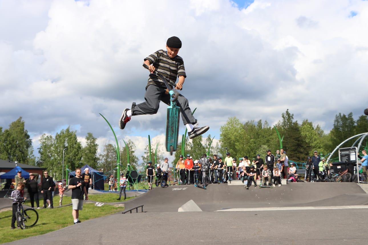 Jurvan skuuttiparkilla nähtiin viime viikon torstaina hurjia temppuja.