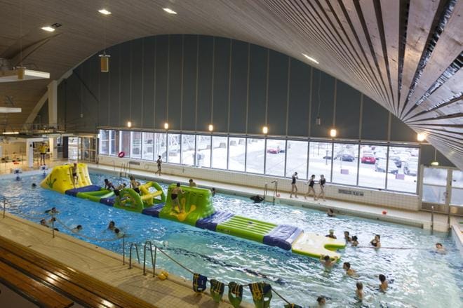 Vaasan uimahalli on kiinni lakon takia kaksi päivää. Kuva maaliskuulta 2017, jolloin Vaasan uimahallin 25 metrin altaaseen oli tuotu Wibit-esterata. Arkistokuva: Selma Paavola