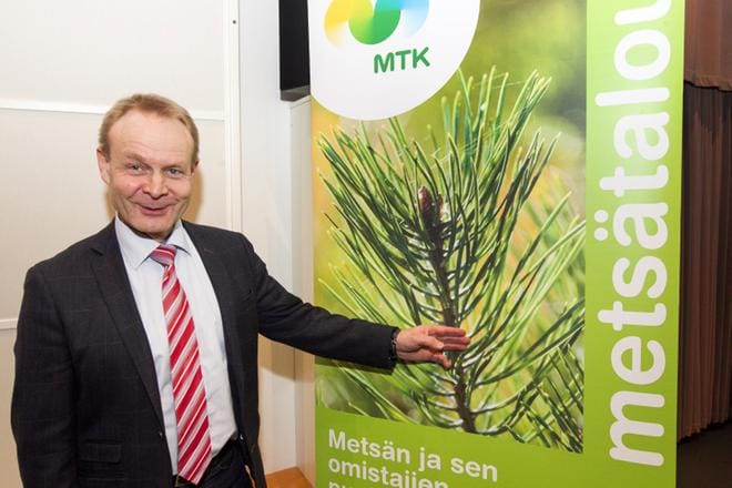 MTK:n metsäjohtaja Juha Hakkarainen sanoo, että huoli hakkuista on kääntynyt päälaelleen neljässä vuodessa. Vasta oltiin huolissaan siitä, saako metsäteollisuus puuta riittävästi. Nyt hakkuita tuntuu olevan ilmastotavoitteiden kannalta liikaa.
