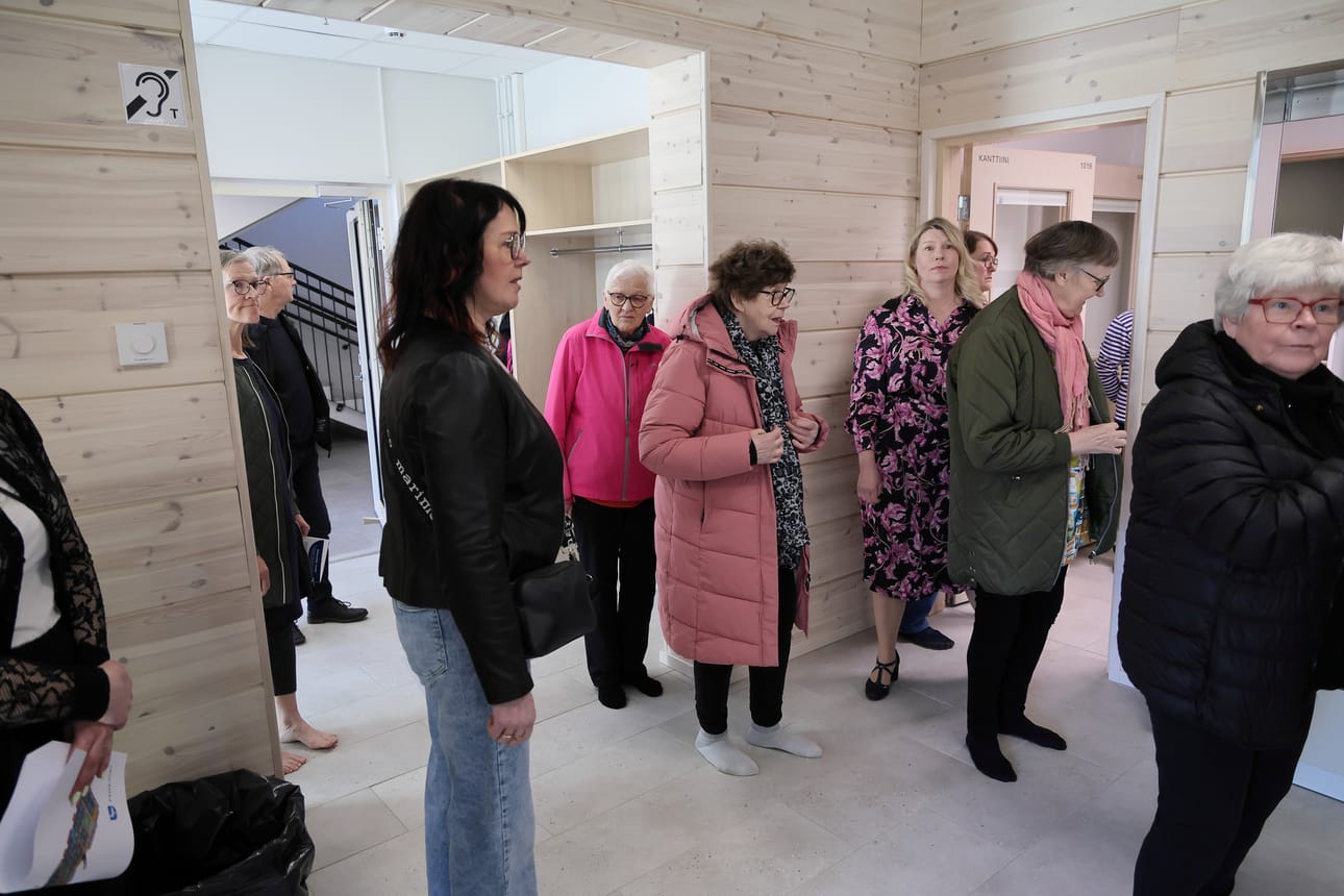 Pyhäjoen Palvelukodin avoimet ovet alkoivat kahvittelulla. Edessä vasemmalla on projektipäällikkö Katriina Niemelä.