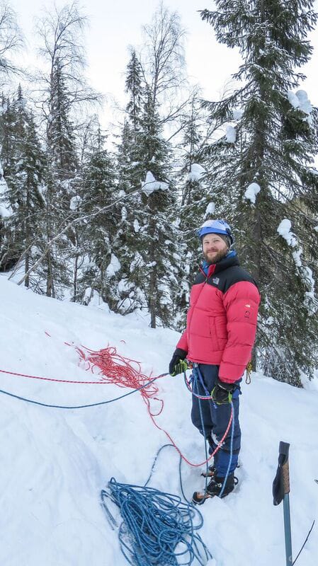 Paavo Hahtola varmistaa kiipeilijää Korouoman Jaska Jokunen -putouksella.