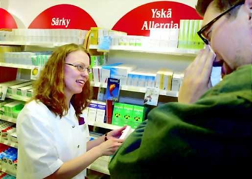 Lääkitystä hakemassa. Proviisori Laura Lehikoisen mukaan siitepölyallergikkojen oireet ovat tänä kesänä normaalia voimakkaampia.