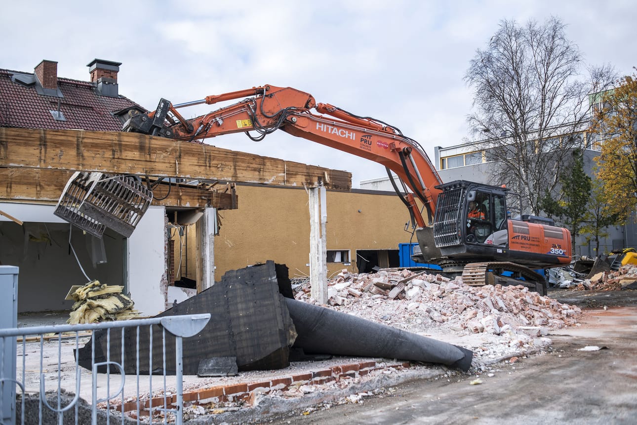 Kuusamon kaupunkikeskustan keskeisen rakennuksen lisäsiipien purkutyöt alkoivat tiistaina.