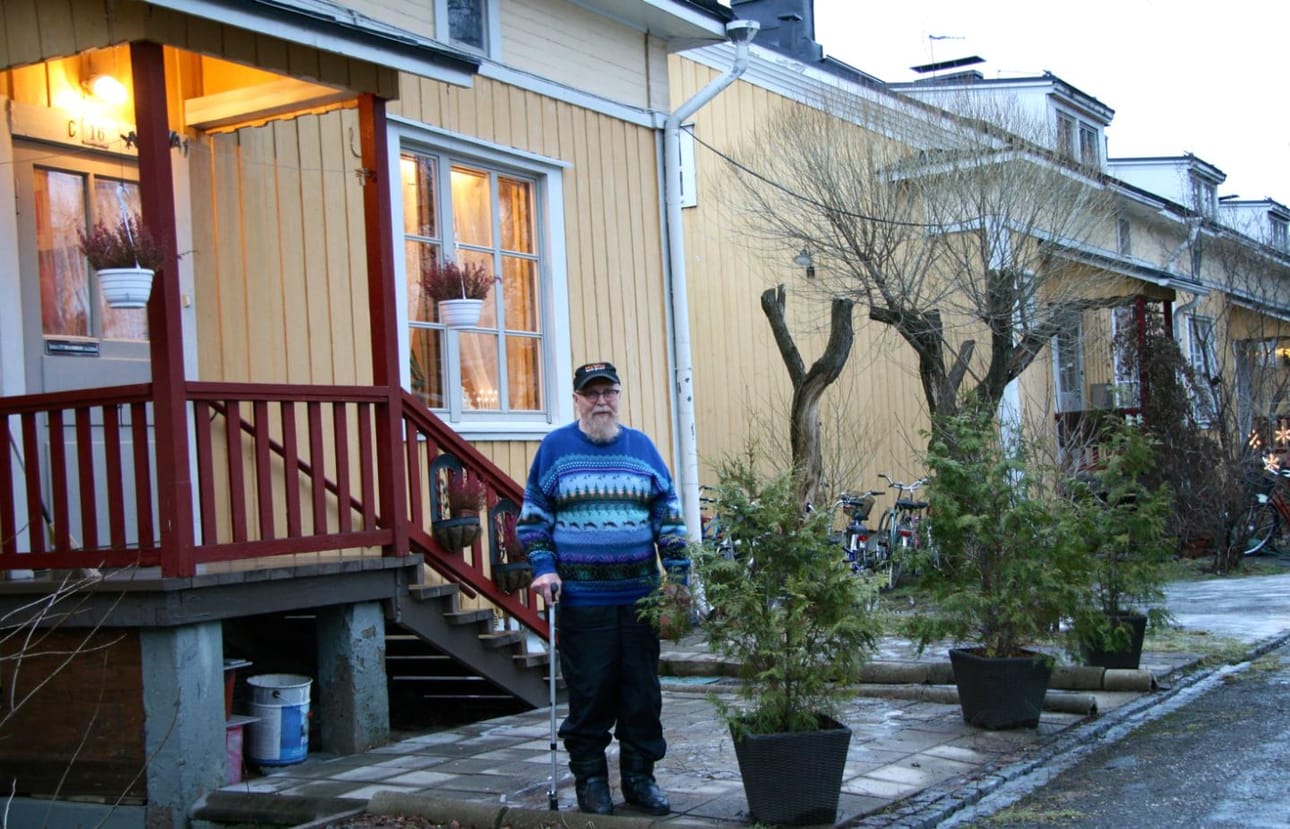 Koiton pihapiirin pitkäaikaisin asukas on Sooini Kaarto. Hän on nähnyt kymmenien lasten kasvavan 22 talouden asuntoyhtiössä.