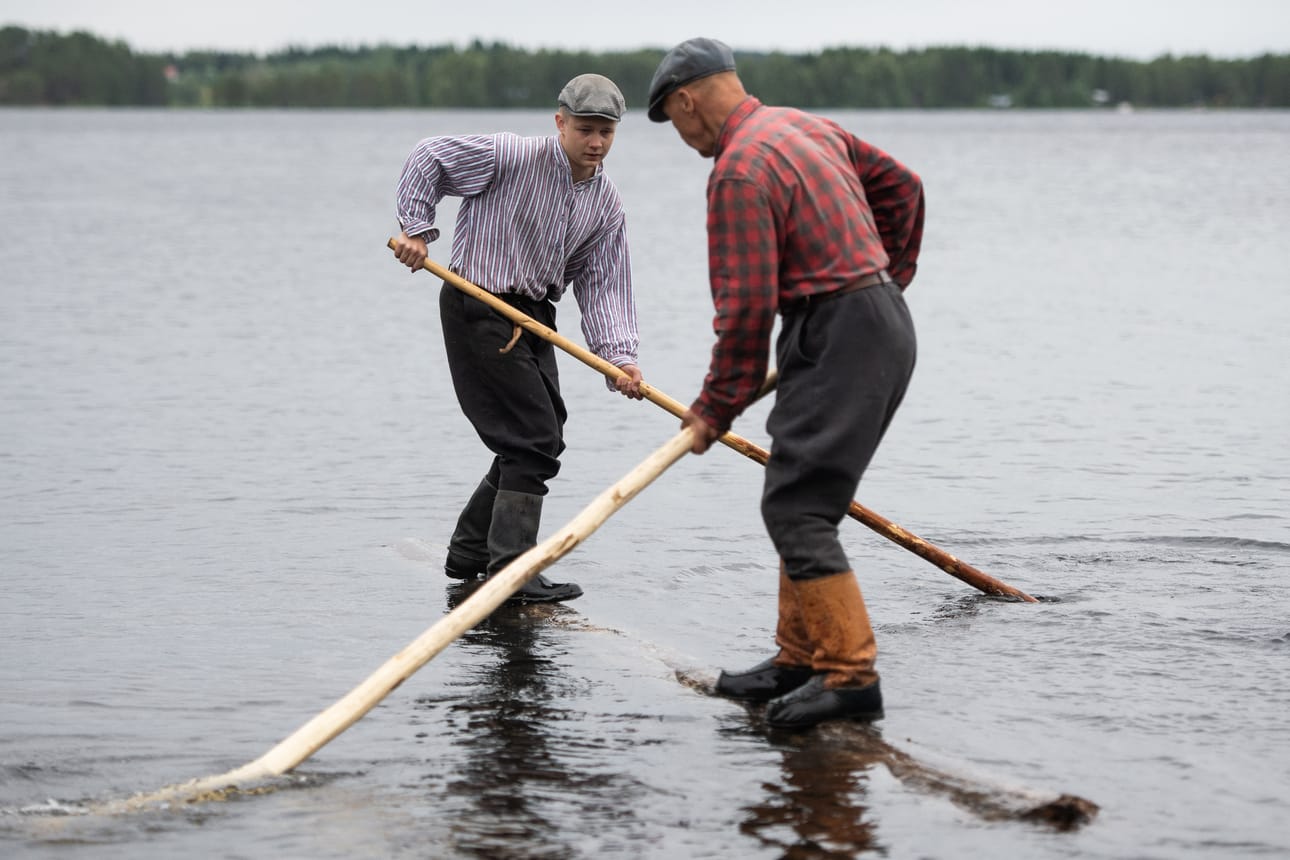 Saku Mikkonen ja Jaakko Saarinen esittivät tukkilaistaitoja Päätaloviikon avajaisissa Kallioniemessä.