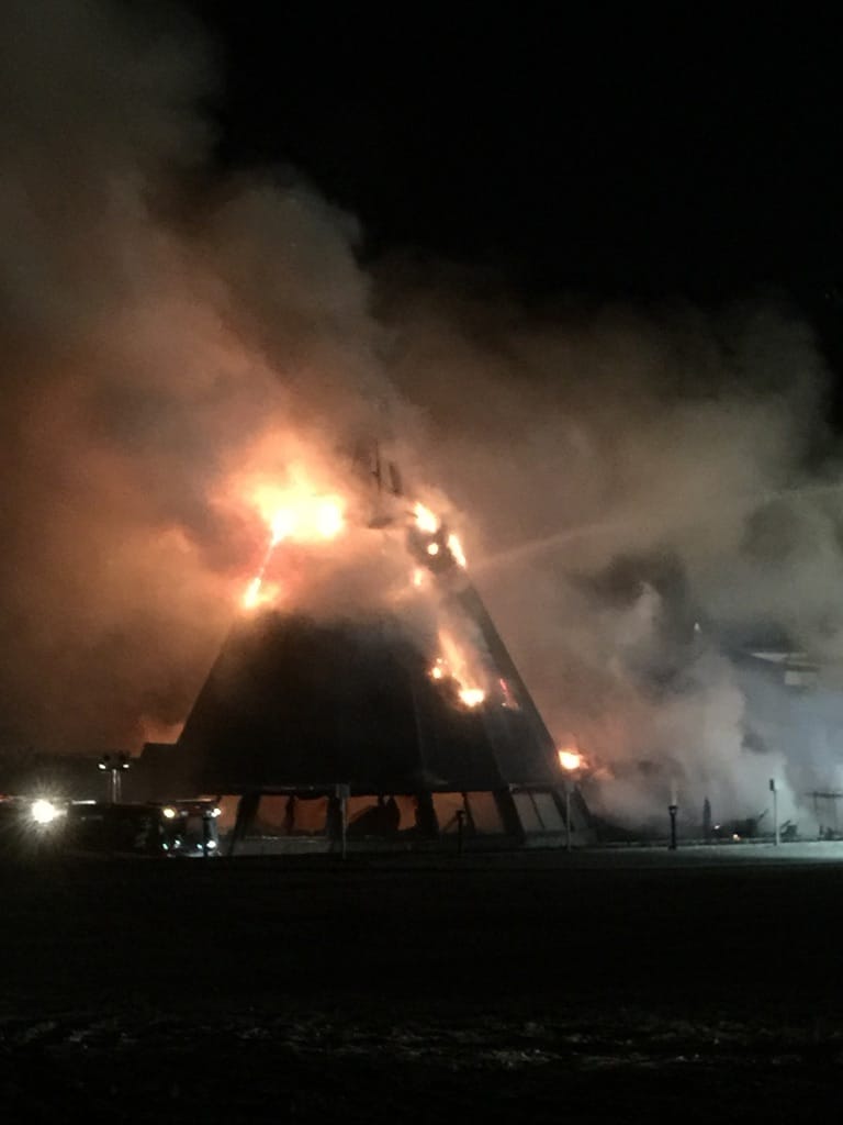 Hotellin vanha osa tuhoutui palossa kokonaan.