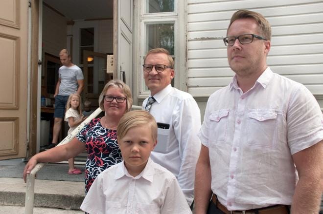 Lappajärveläinen Joose Jokitalo, 11, toimi esilaulajana yhdessä isänsä Jouni Jokitalon kanssa. Heidän kanssaan Alajärven kirkon portailla seisoivat Soile ja Kalevi Sivula. KUVA: KAROLIINA SYRJÄ