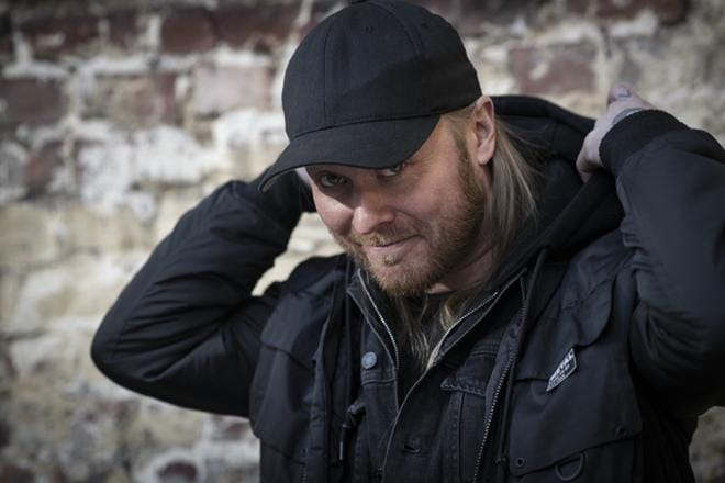 Antti Hyyrysen isoveli Jussi soitti kitaraa YUPissa. Isoveli toi kotiin Iron Maidenin, W.A.S.P:in ja Stonen levyjä ja pikkuveli huomasi, että metallimusiikki on hänen musiikkiaan. Hyyrysten isä lauloi Savonlinnan oopperakuorossa KUVA: MEERI UTTI