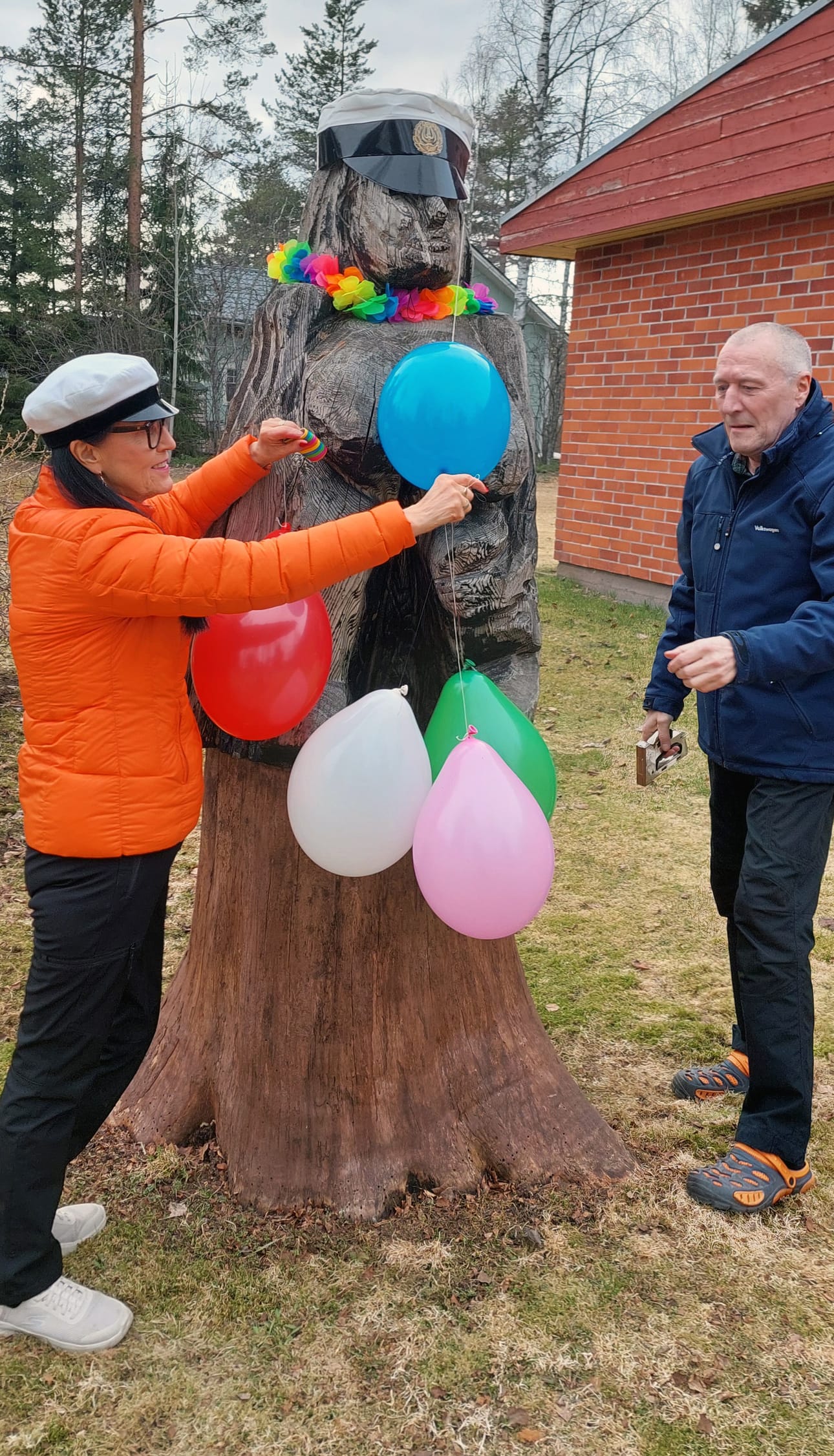 Sointu Veivo ja Mikko Liehu lakittivat Lempin vappuna. Lisäksi patsas sai juhlaan kuuluvan koristelun.