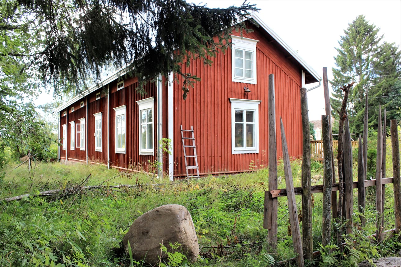 Talo seisoo maalaismaisemassa Pihlajanpuolentien varrella.