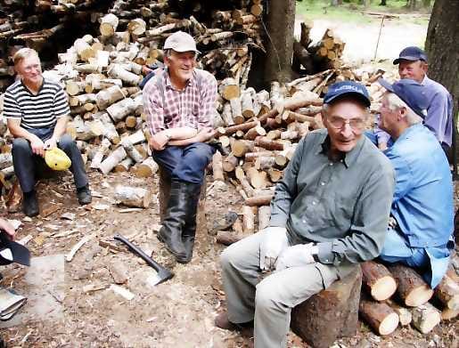 Huumori kukkii. Martti Jussilaa (vas.), Alpo Viitasta, Mauno Vilkunaa, Pentti Niemikorpea ja Hannu Salmelaa naurattaa. Halkosavottaan ei kannata lähteä liian vakavalla mielellä.