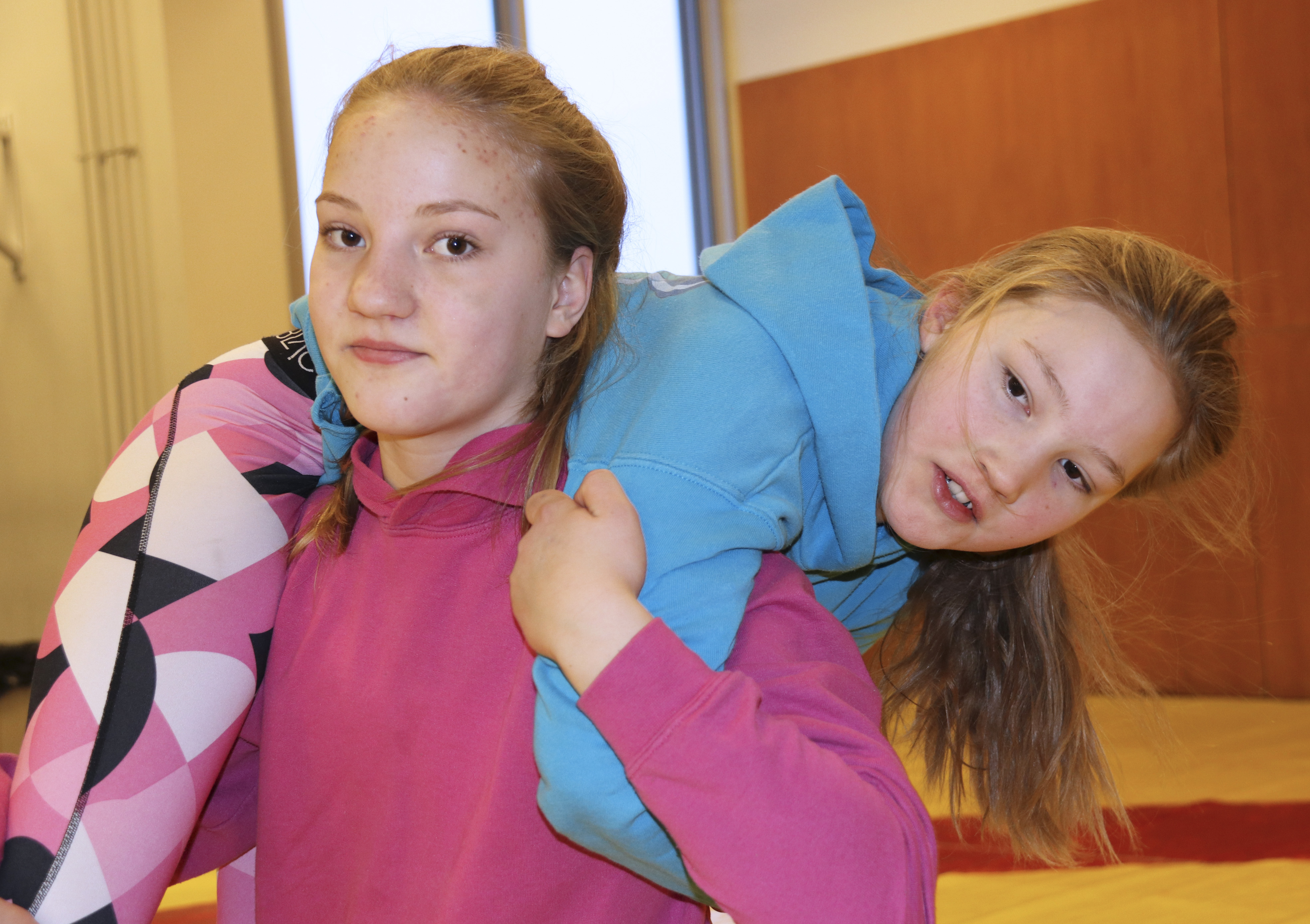 Painimatsit sisarusten kesken eivät tahdo onnistua, Tyyne (vasemmalla) ja Ronja Lasanen myöntävät.