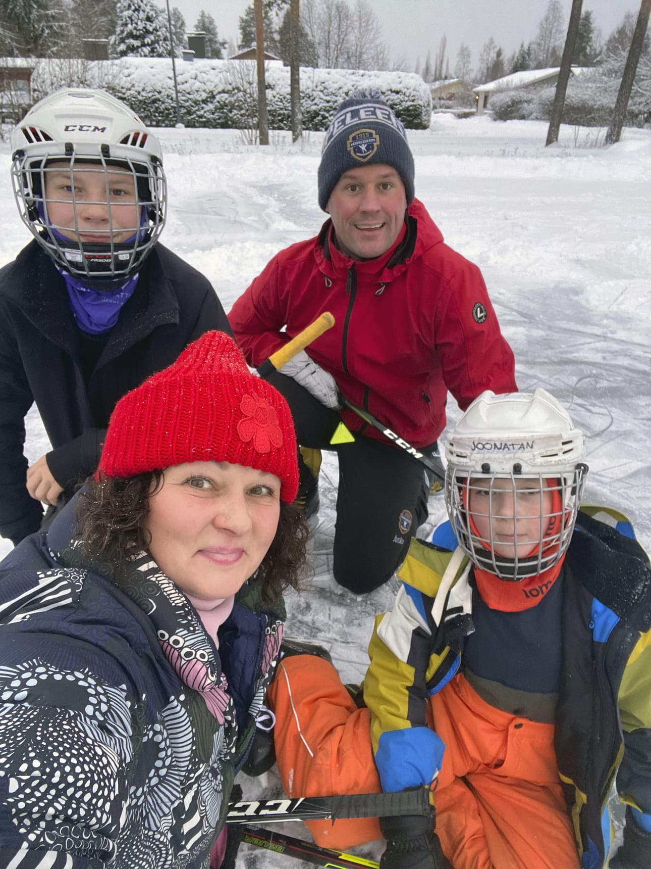 Heidi, Juha-Matti, Lenni ja Joonatan pelaamassa jääkiekkoa jouluaattona 2024.