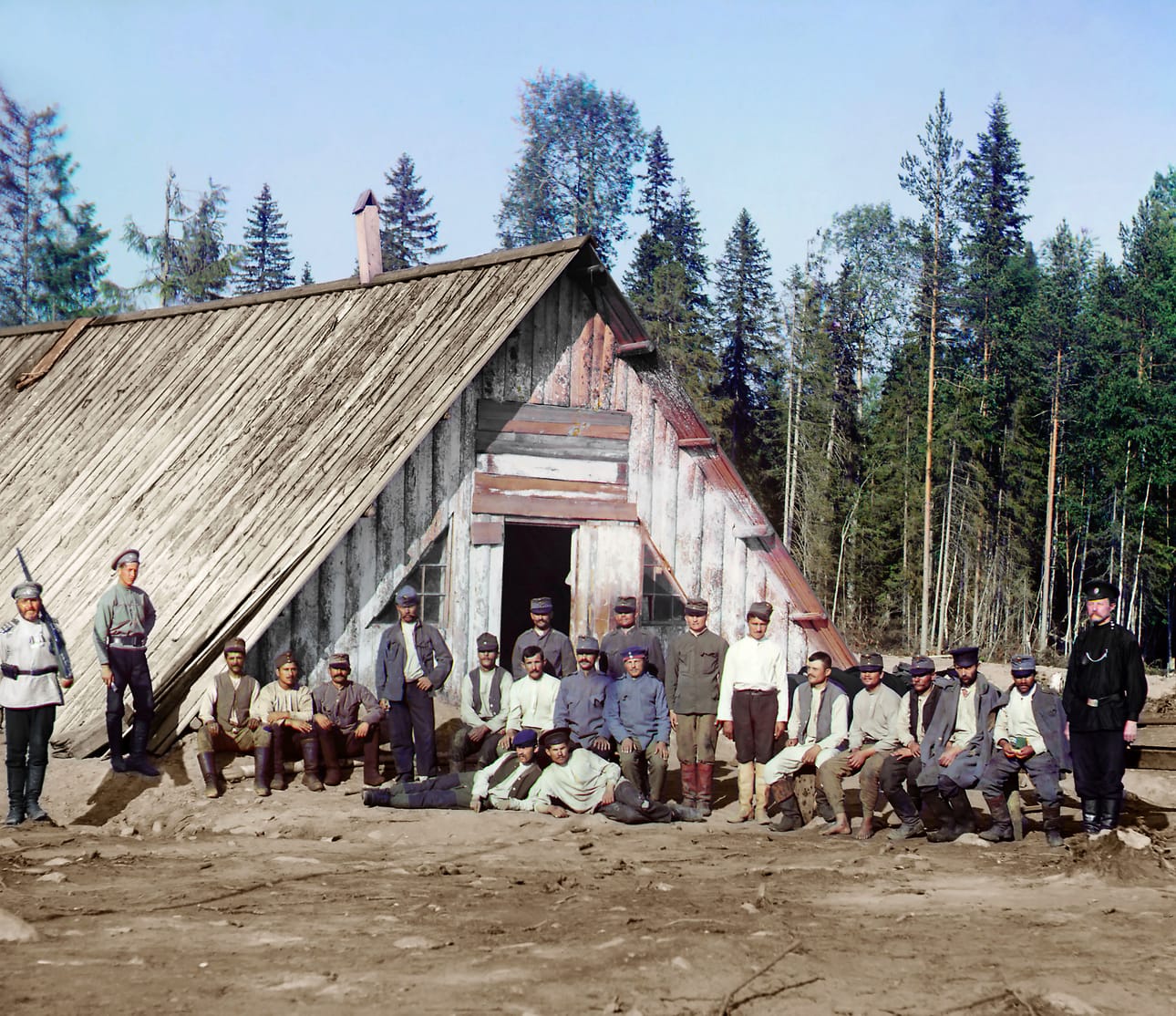 Itävaltalaisia sotavankeja parakkinsa edessä Aunuksen Karjalassa 1915. Ensimmäisen maailmansodan alussa myös kaikki Suomessa olleet asevelvollisuusikäiset miehet karkotettiin vankileireille Kuolan niemimaalle ja kauemmaksikin.