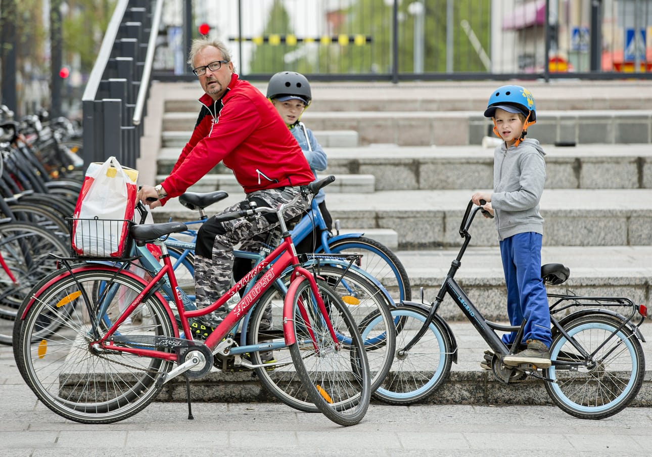 Pasi Lahtoselta (vas.) on varastettu yksi lukittu pyörä Tuirassa, Oulussa. Kokemuksesta hän tietää, että ainakin lukitsematon pyörä häviää Oulun keskustassa nopeasti varkaiden mukaan.