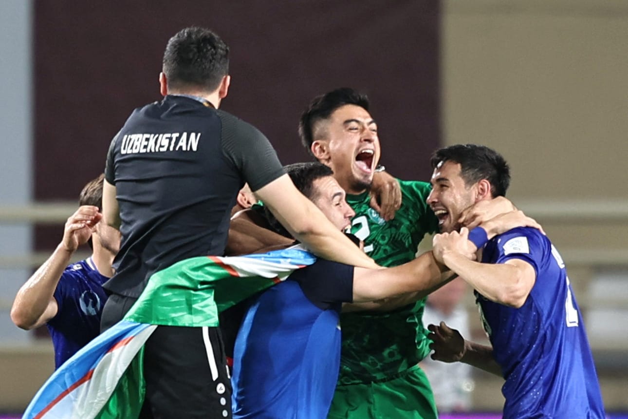 Uzbekistanin pelaajat juhlivat historiallista MM-kisapaikkaa. Lehtikuva/AFP