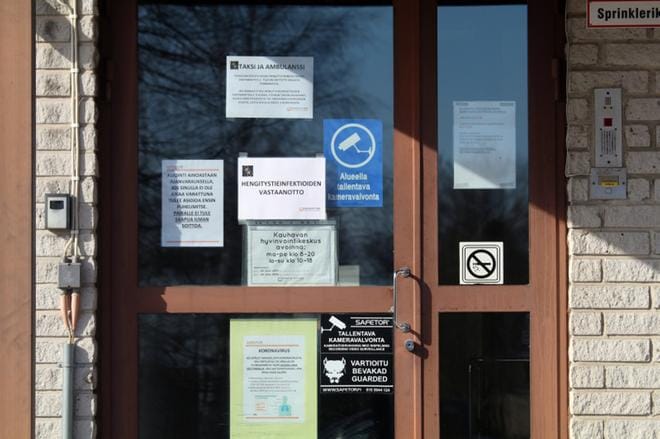 Hengitystieinfektioiset opastetaan saapumaan Kauhavan hyvinvointikeskukseen rakennuksen takaa, ensiavun ovesta. KUVA: ANU NAHKALA