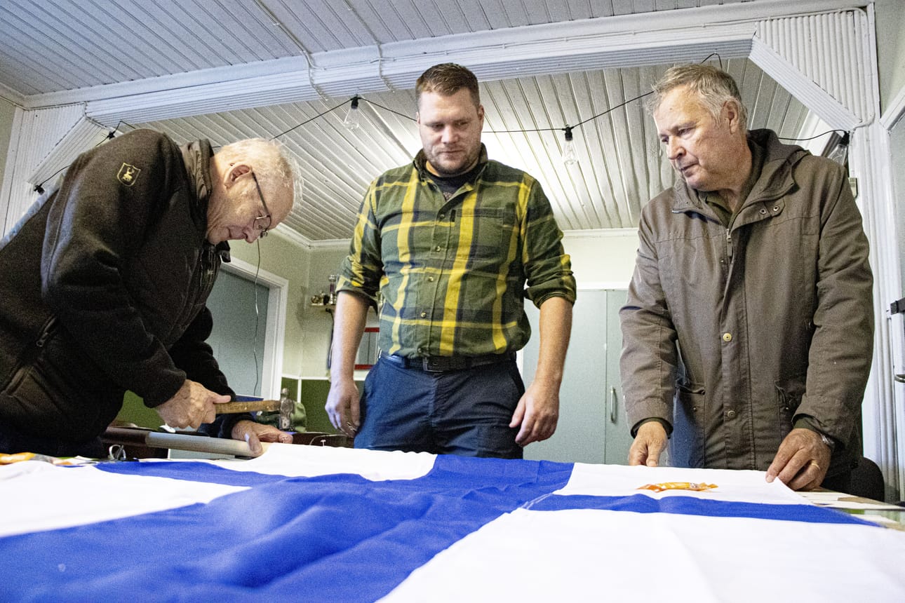 Revonlahden Reserviläiset on hankkinut yhdistykselleen oman Suomenlipun. Lippua salkoon naulaamassa Markku Huhtala, Miika Vanhatalo ja Kari Järvinen avustavat.