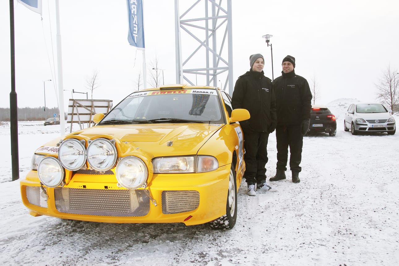 Isä ja poika valmiina ralliin. Kristian Kylmänen oli ensimmäistä kertaa Heikki-isän kartturina.