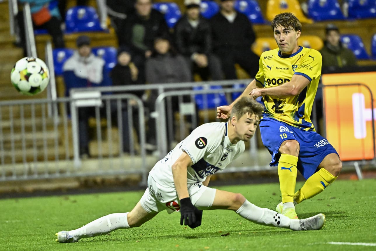 AC Oulu ja IF Gnistan käyvät kovaa kamppailua europaikasta. AC Oulun Tuomas Kaukua (vas.) ja IF Gnistanin Bogdan Milovanov kamppailivat viikko sitten Helsingissä.
