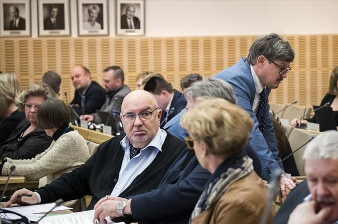 Mustasaaren kunnanhallituksen puheenjohtaja Lasse Gästgivars (r., istumassa keskellä) ja kunnanjohtaja Rurik Ahlberg (seisomassa hänen takanaan) ovat selät vastakkain näkemyksissään siitä, miten kuntaliitosasiassa jatketaan eteenpäin. ARKISTOKUVA: JARNO PELLINEN