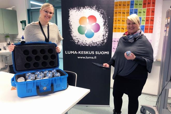 Maarit Mäkelä ja Hanna Hankaniemi esittelevät robottipalloja, jotka ovat ohjelmoitavissa tabletilla. Robottipallojen avulla nuoret pääsevät toteuttamaan esimerkiksi kuvataidetta. Kuva: Meiju Pykäri