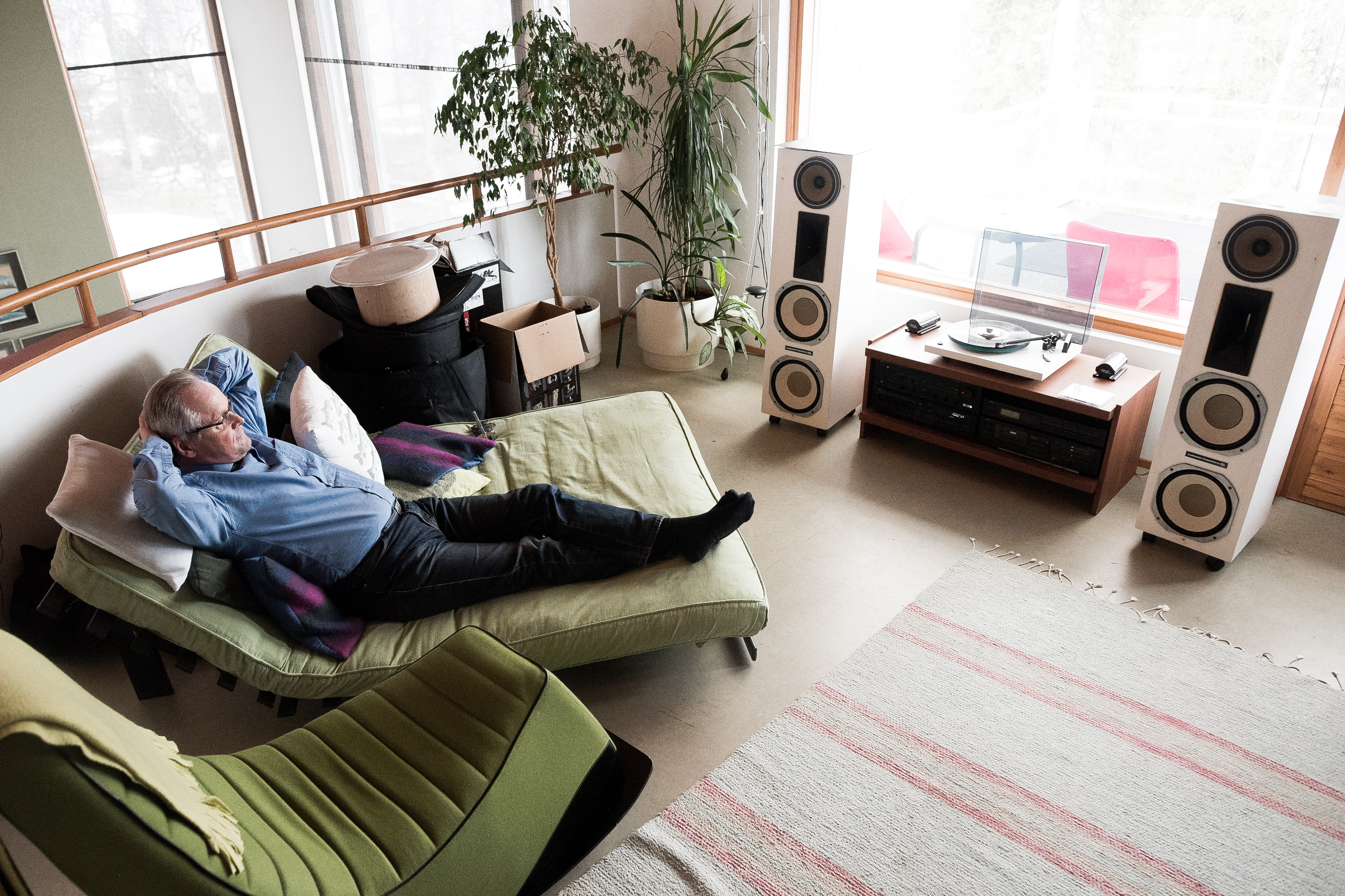 Tauno Korpela kuuntelee lepoasennossa musiikkia.