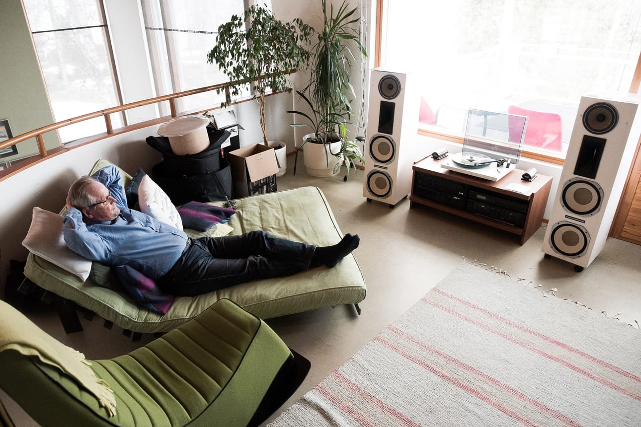 Tauno Korpela kuuntelee lepoasennossa musiikkia.