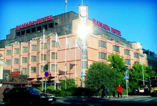 Nimi uusiksi. Tuomiokirkon naapurissa sijaitseva Oulun Ramada saa ensi vuoden alusta katolleen Holiday Inn -tunnukset.