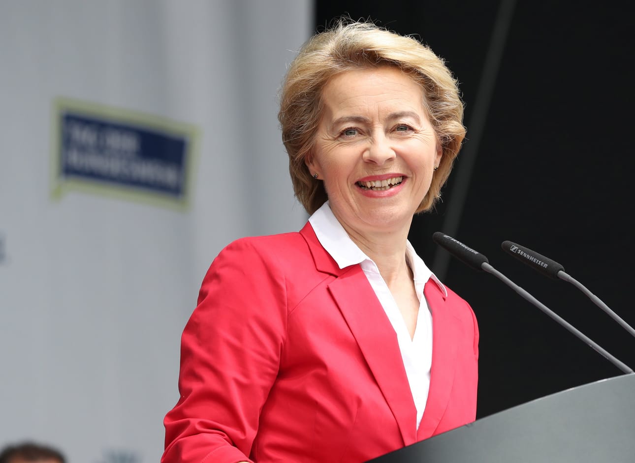 Saksan puolustusministeri Ursula von der Leyen nousi tiistaina useita tunteja myöhään alkaneissa neuvotteluissa ehdolle komission puheenjohtajaksi.