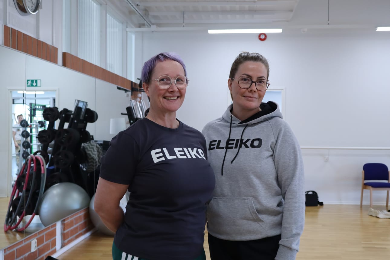 Riina Pelli (vas.) ja Anu Koramo (oik.) ryhmäliikuntatilassa, joka on tulevaisuudessa käytössä kuntosalina.