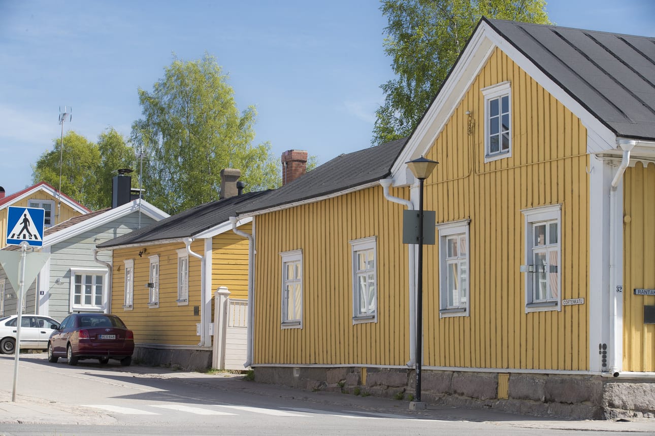 Cortenkadun ja Rantakadun kulmassa seisoo Leufstadiuksen asuinrakennus, jossa Rantakadun puolella oli tupakkakauppa. Etäämpänä Cortenkadulla näkyy pakaritupa, jossa tupakkatehdas toimi. Talon nykyiset omistajat ovat Olli ja Sirkka Heiskanen, jotka korjasivat ensin päärakennuksen ja sitten tupakkatehtaan.
