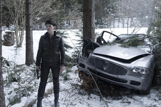 Claire Foyn esittämällä Lisbeth Salanderilla pitää roistoja jahdatessa niin kiirettä, että kalustoa romuttuu enemmänkin elokuvassa Se mikä ei tapa.