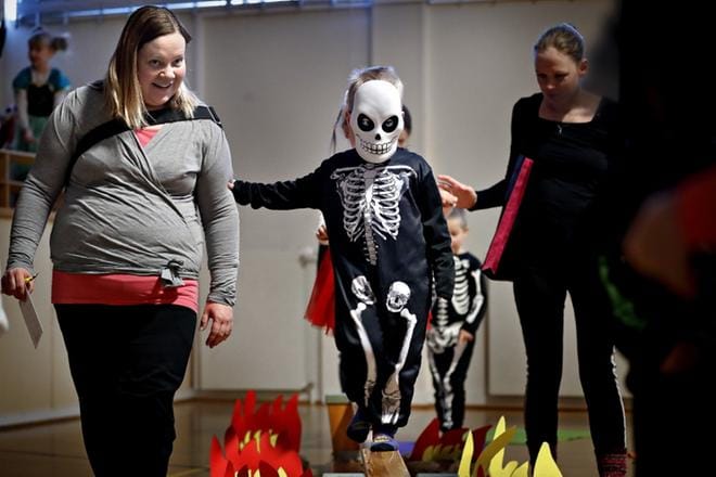 Nelivuotias Arttu Puska säväytti pääkallonaamarillaan ja luurankovaatteillaan halloween-tapahtumassa Seinäjoella. Äiti Emmi Puska seuraa tilannetta vieressä. KUVAT: TOMI KOSONEN